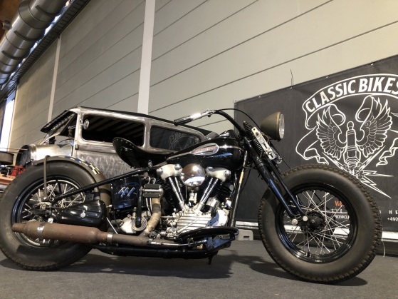 Schwarzer Knucklehead-Bobber auf dem Messestand, dahinter das Classic-Bikes-Banner