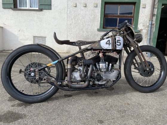Flathead-Racer im Rohzustand mit Startnummer 45, offenen Krümmern und Ballonreifen