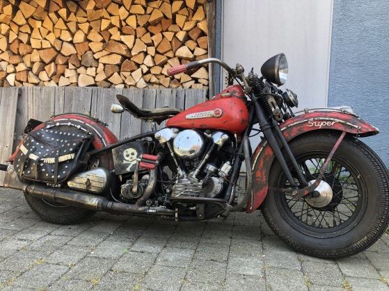 Rot verwitterte Panhead mit Nietensatteltaschen, Totenkopf am Rahmen und Super-Schriftzug am Schutzblech
