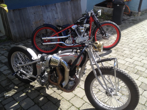 Zwei eigene Aufbauten nebeneinander, ein roter Starrrahmen-Chopper und ein silberner Racer mit Doppelhorn